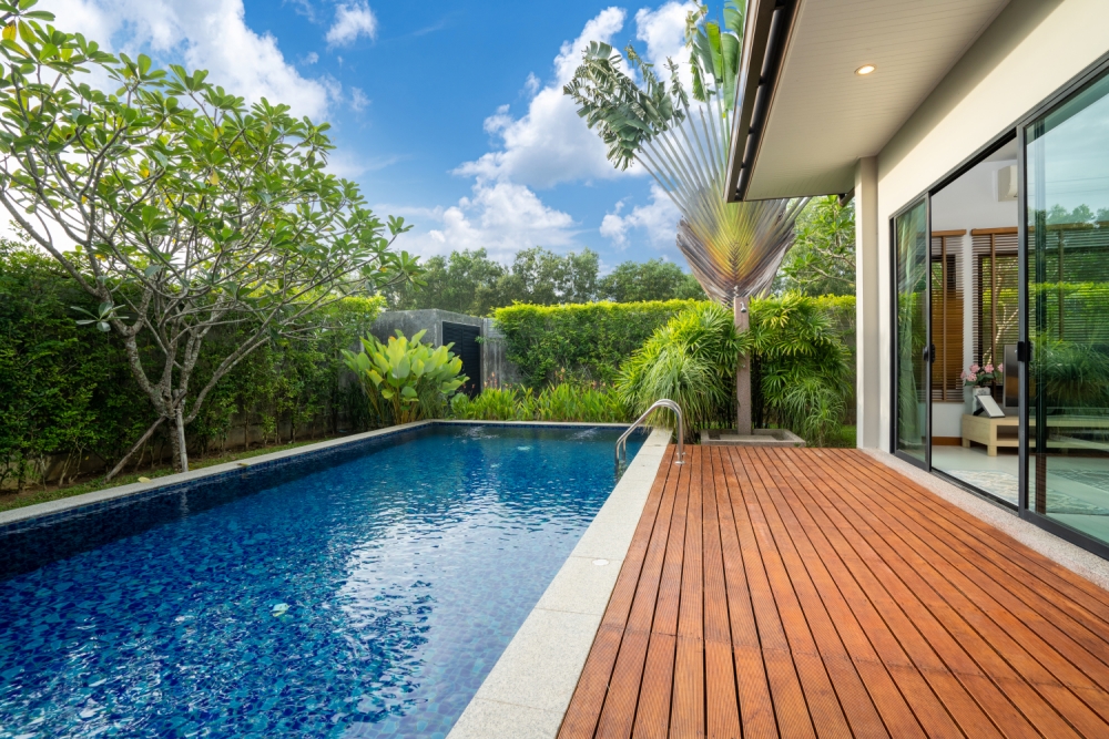 Swimming,Pool,And,Decking,In,Garden,Of,Luxury,Home Buyers agent services Gold Coast, Brisbane